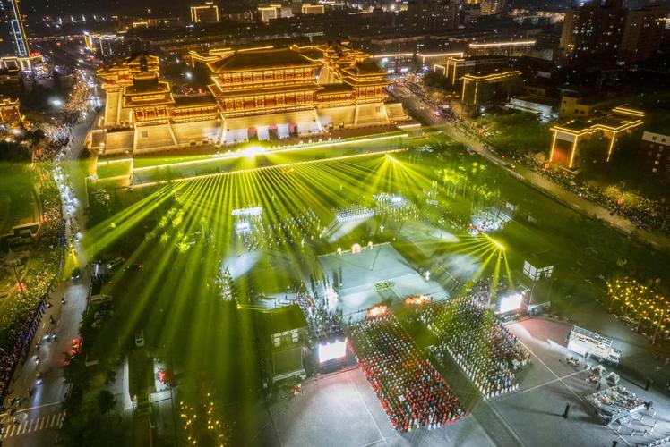 秀在洛阳应天门北广场上演,运用极具视觉冲击的现代声光电等科技手段